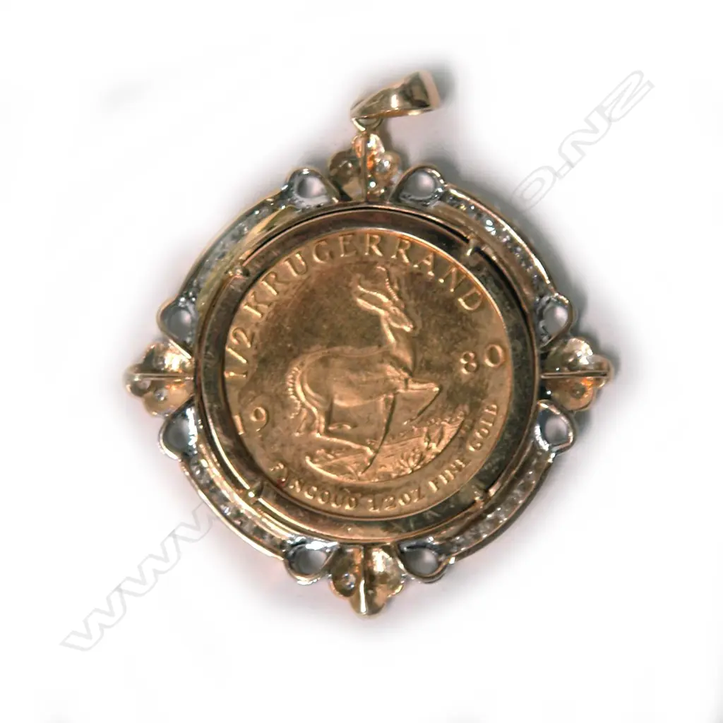 A 1980 ½ krugerrand gold coin in 18ct. yellow gold and diamond set pendant mount Image 1++