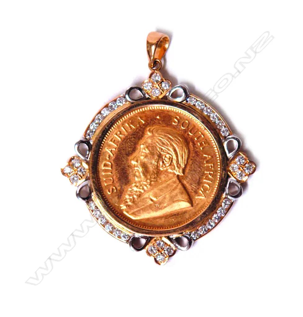 A 1980 ½ krugerrand gold coin in 18ct. yellow gold and diamond set pendant mount Image 1++