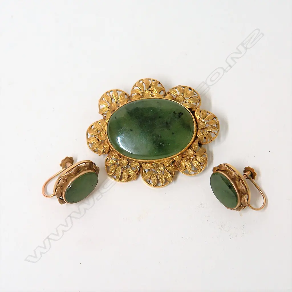 A good vintage 9ct. rose gold and pounamu brooch and earring set Image 1++