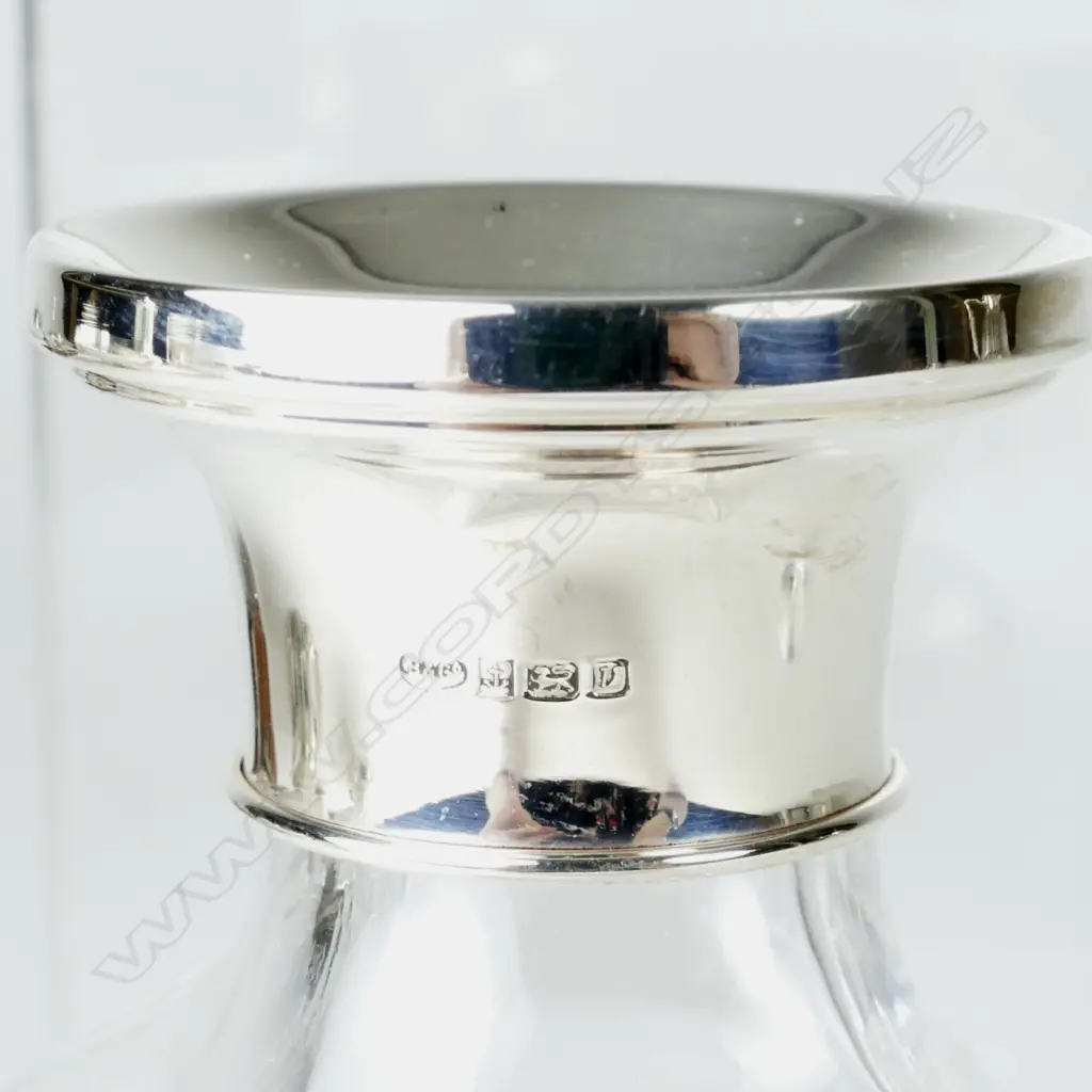 A plain square section crystal scent bottle with silver collar Image 1++