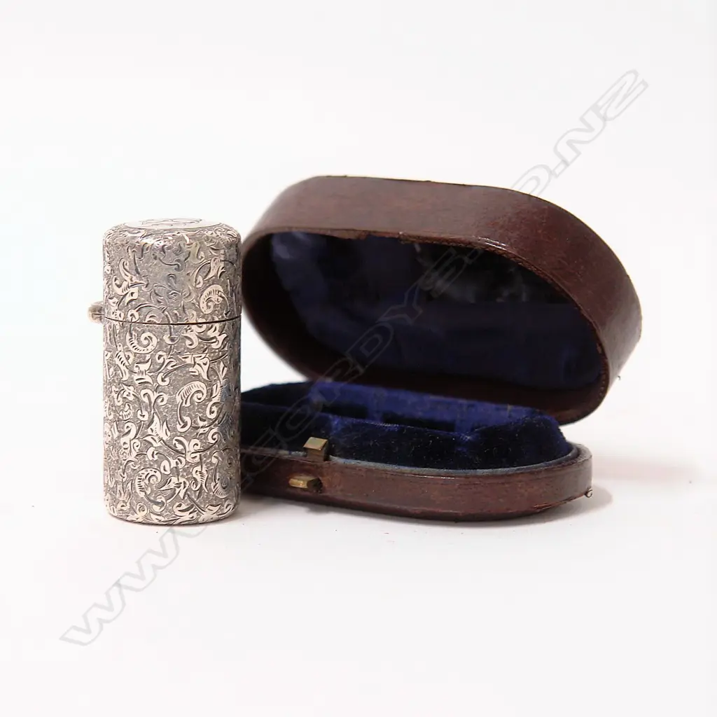 A quality Victorian silver perfume bottle in original case Image 1++