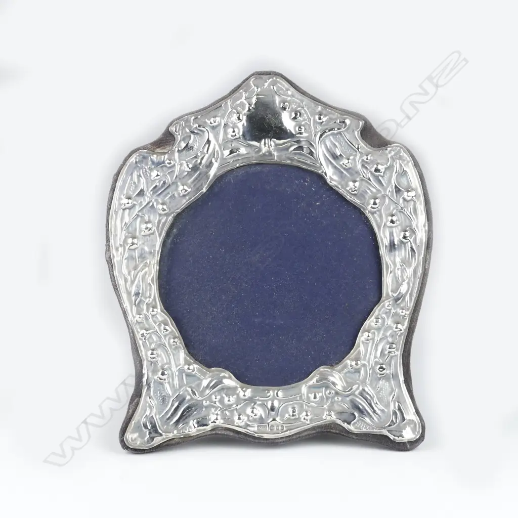 An Art Nouveau style silver mounted photo frame Image 1++