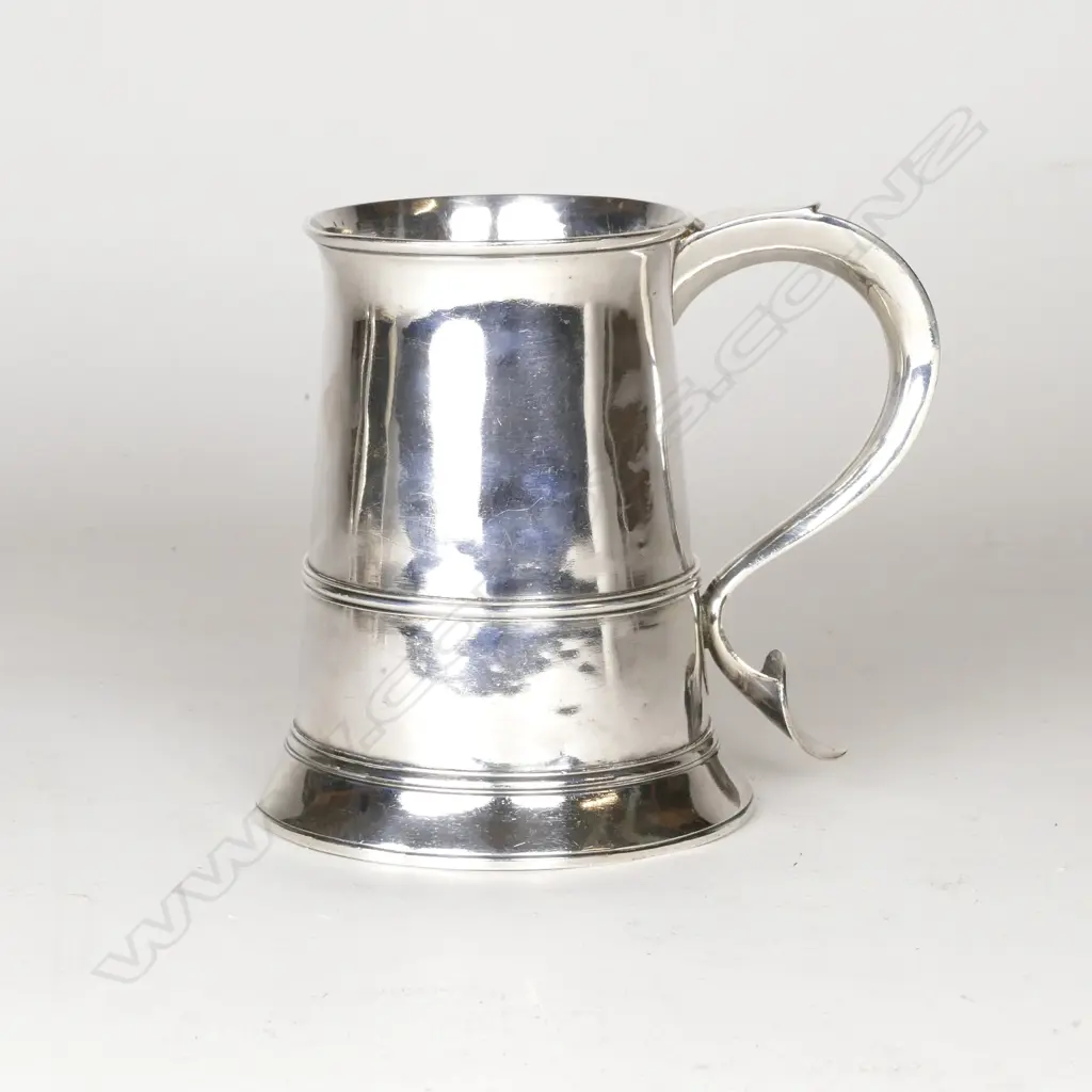 A substantial George III silver mug Image 1++