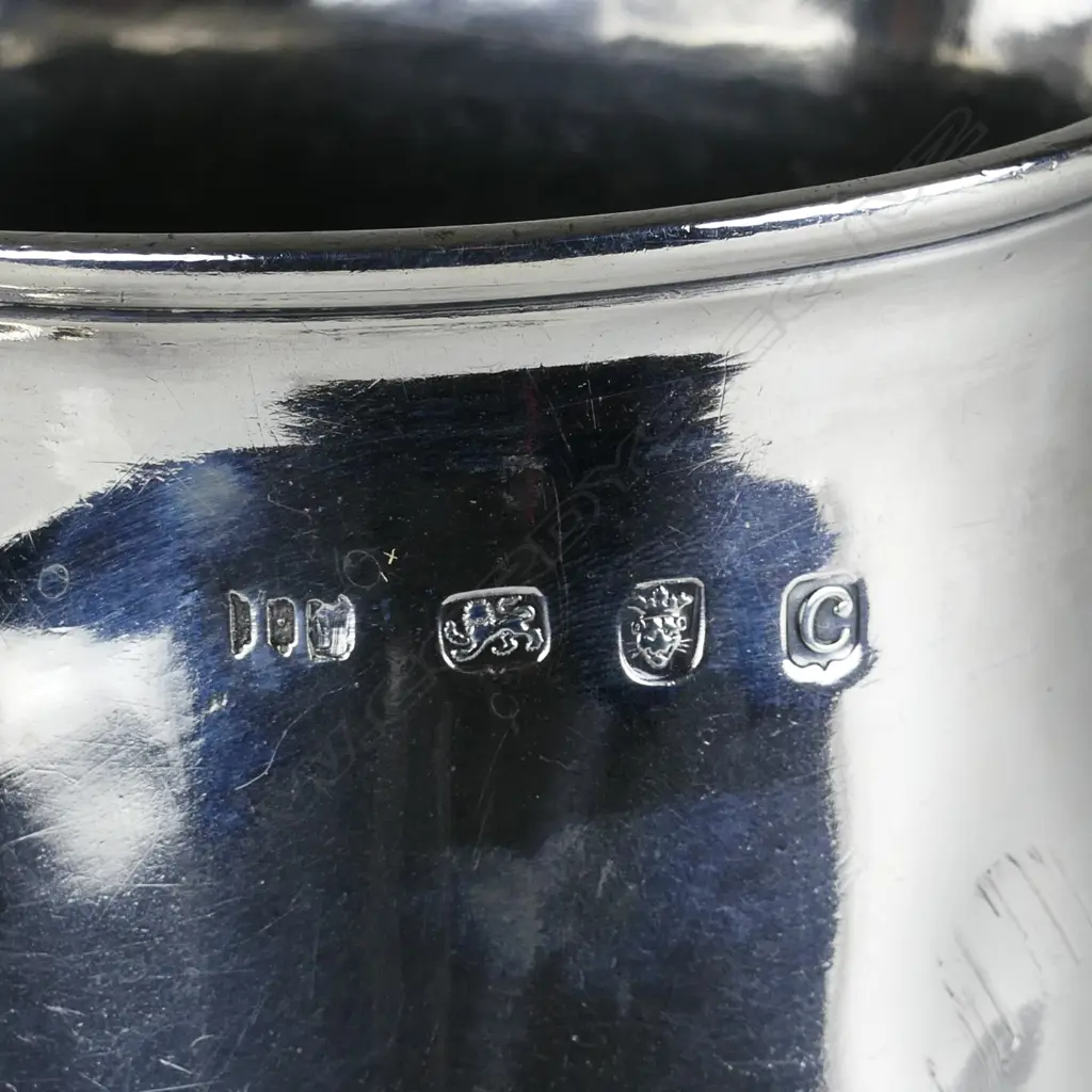 A substantial George III silver mug Image 1++