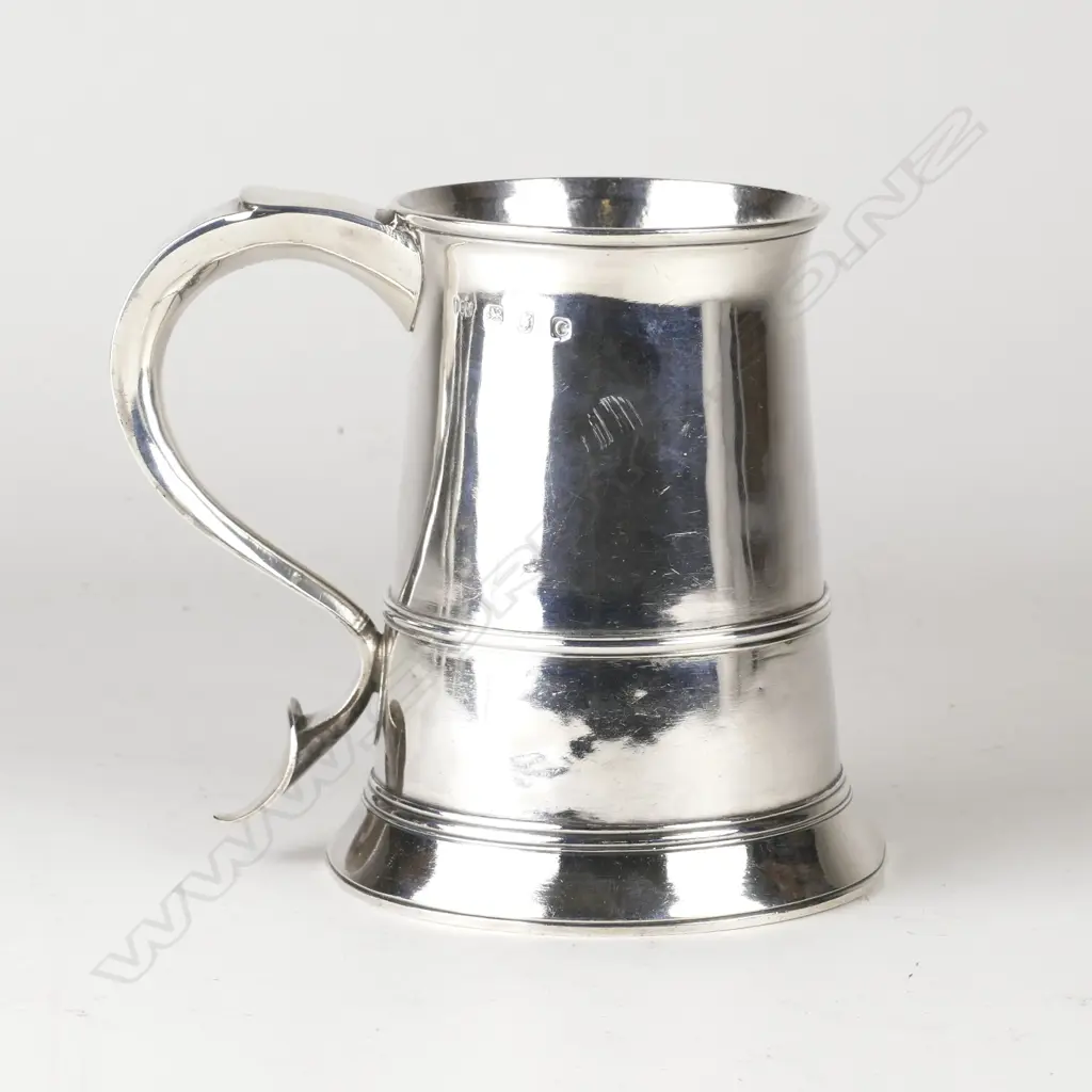 A substantial George III silver mug Image 1++