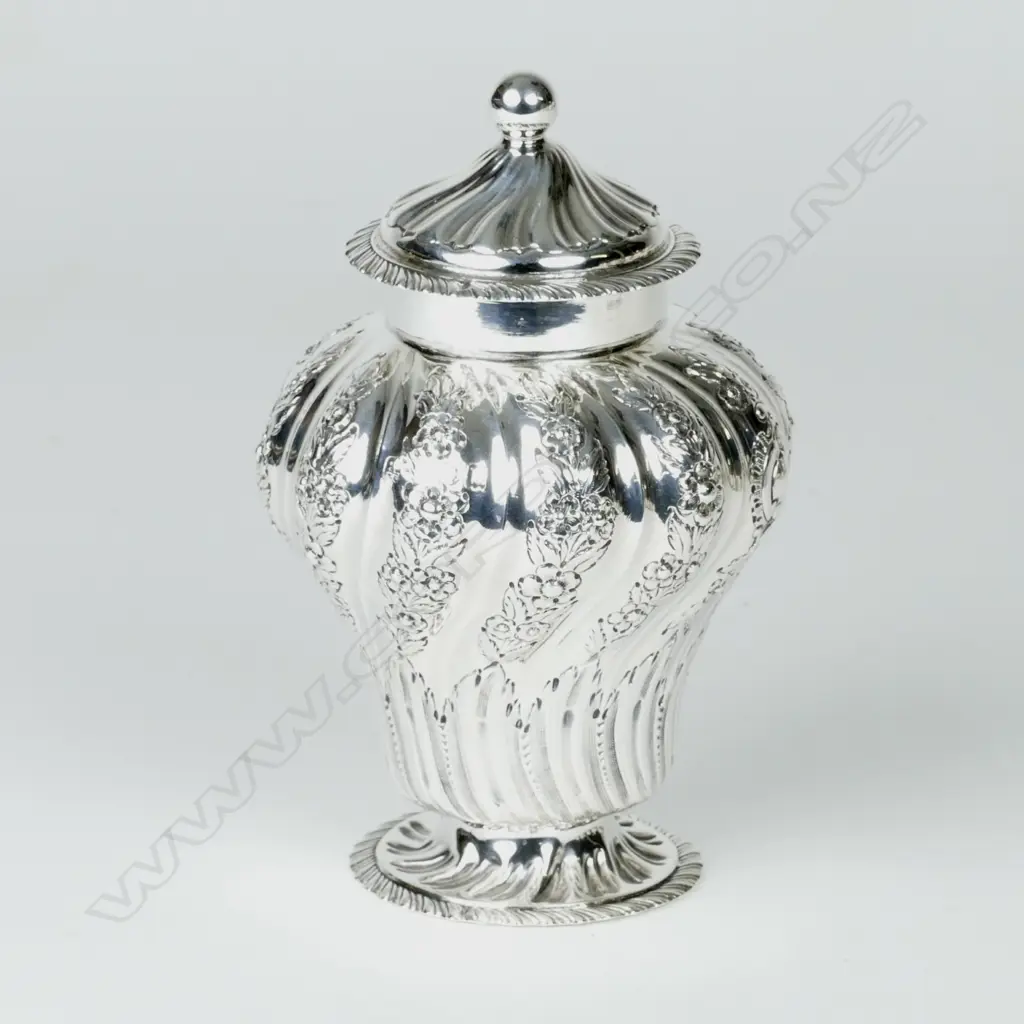 A Victorian silver tea caddy Image 1++