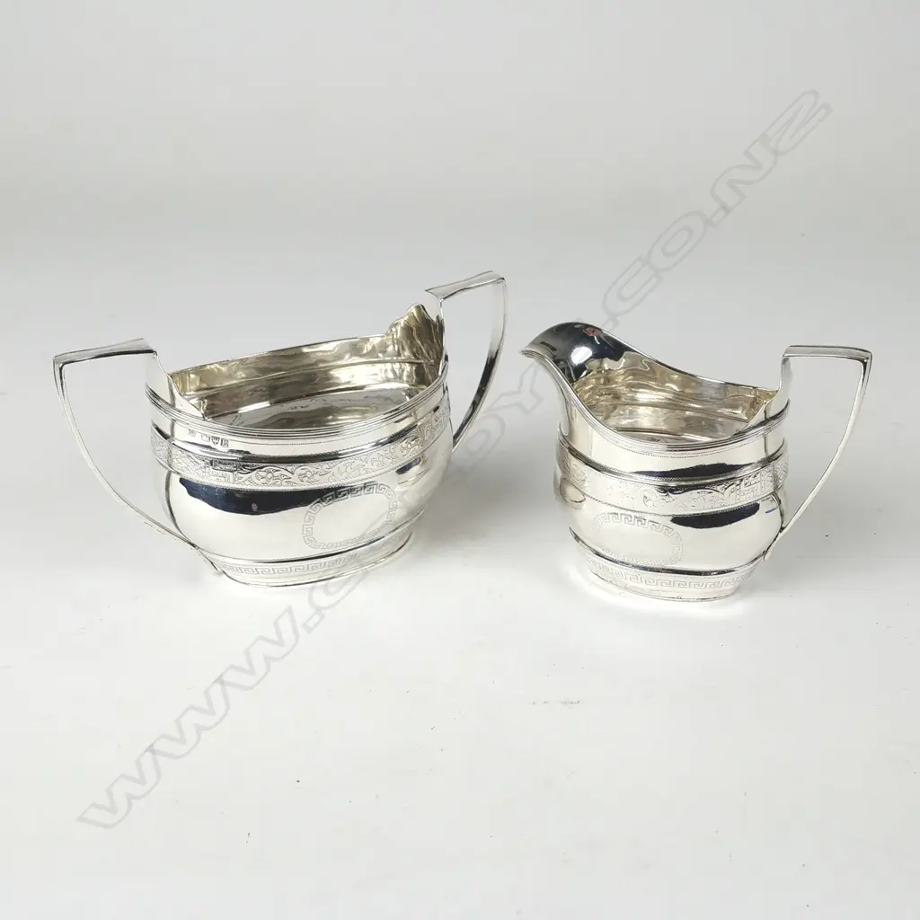 An Edwardian Georgian Revival silver cream jug and two-handled basin Image 1++