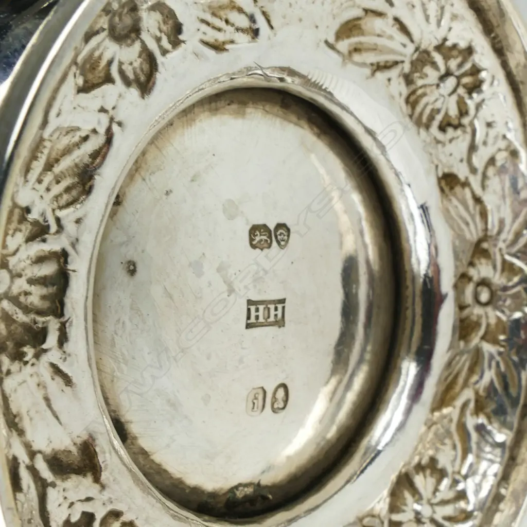 A George IV embossed circular cream jug Image 1++