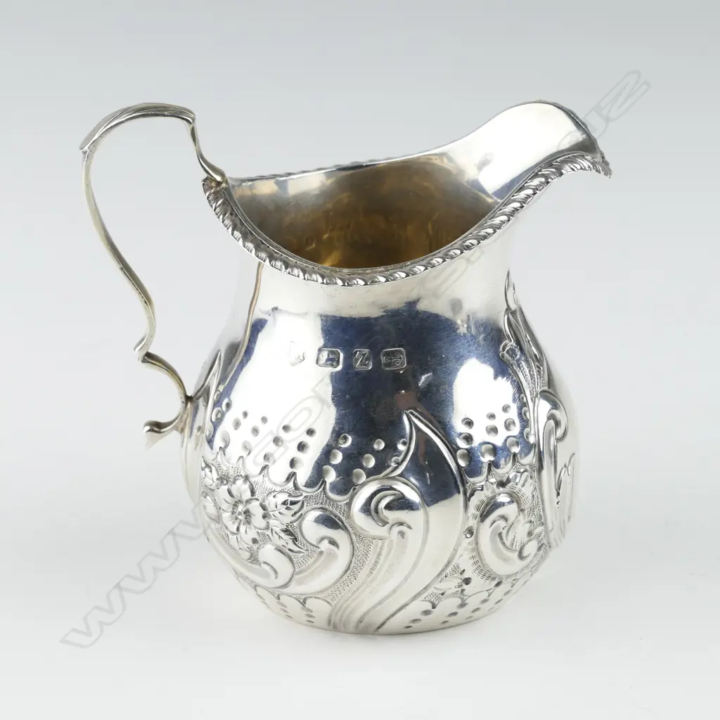 A late Victorian small silver cream jug Image 1++