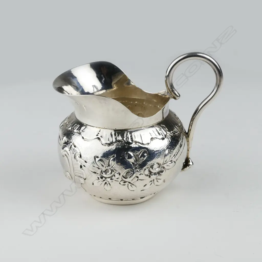 A small silver wide mouth cream jug Image 1++