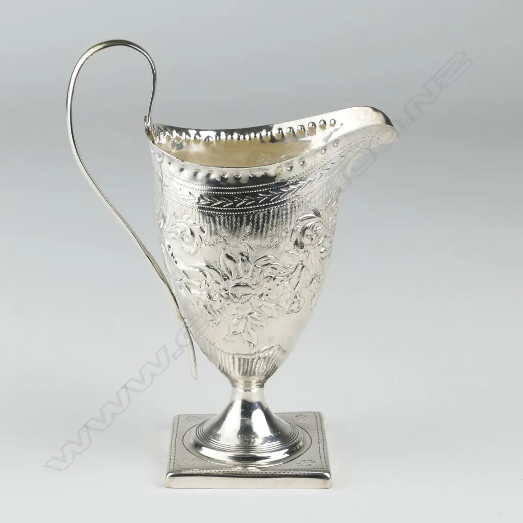 A George III silver cream jug Image 1++