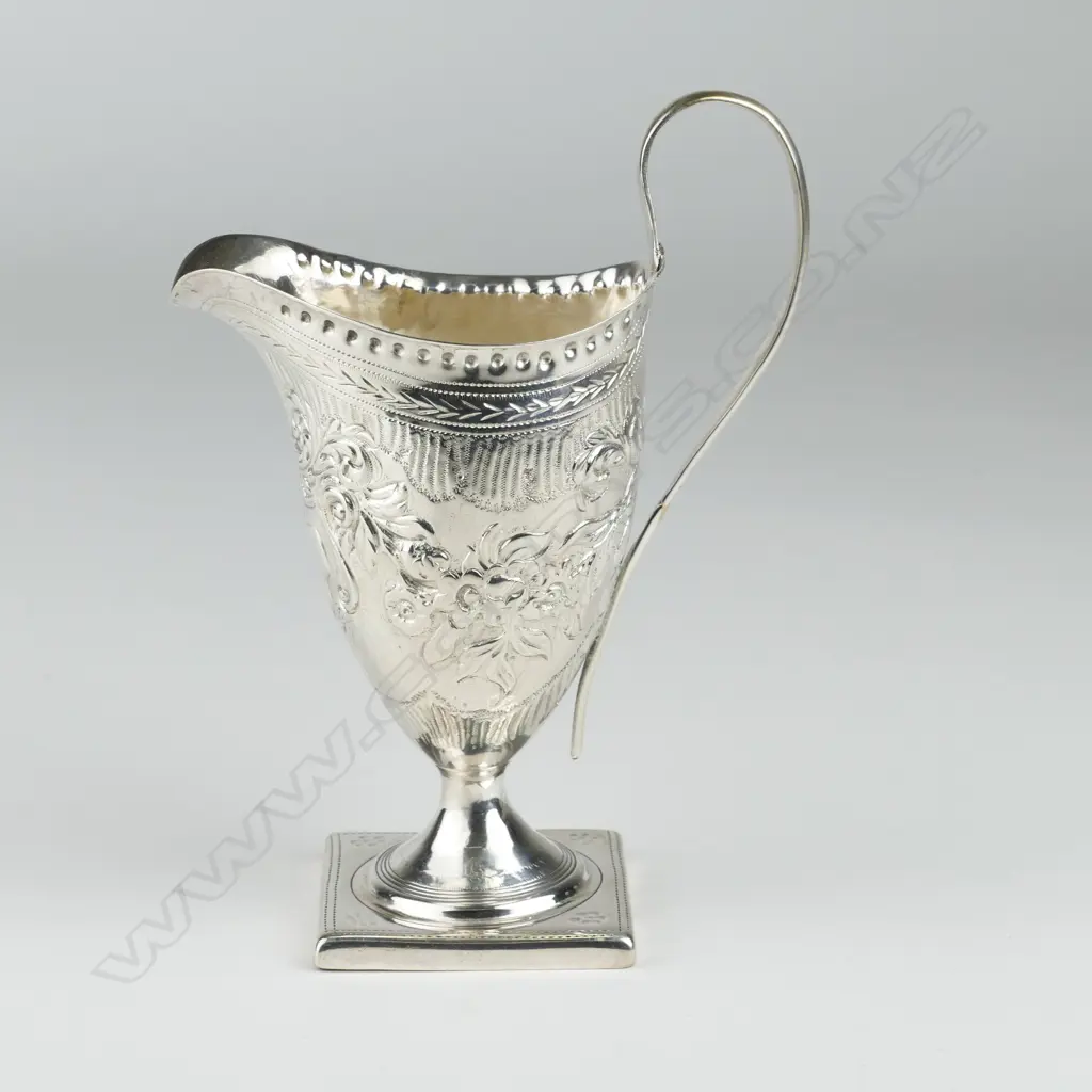 A George III silver cream jug Image 1++