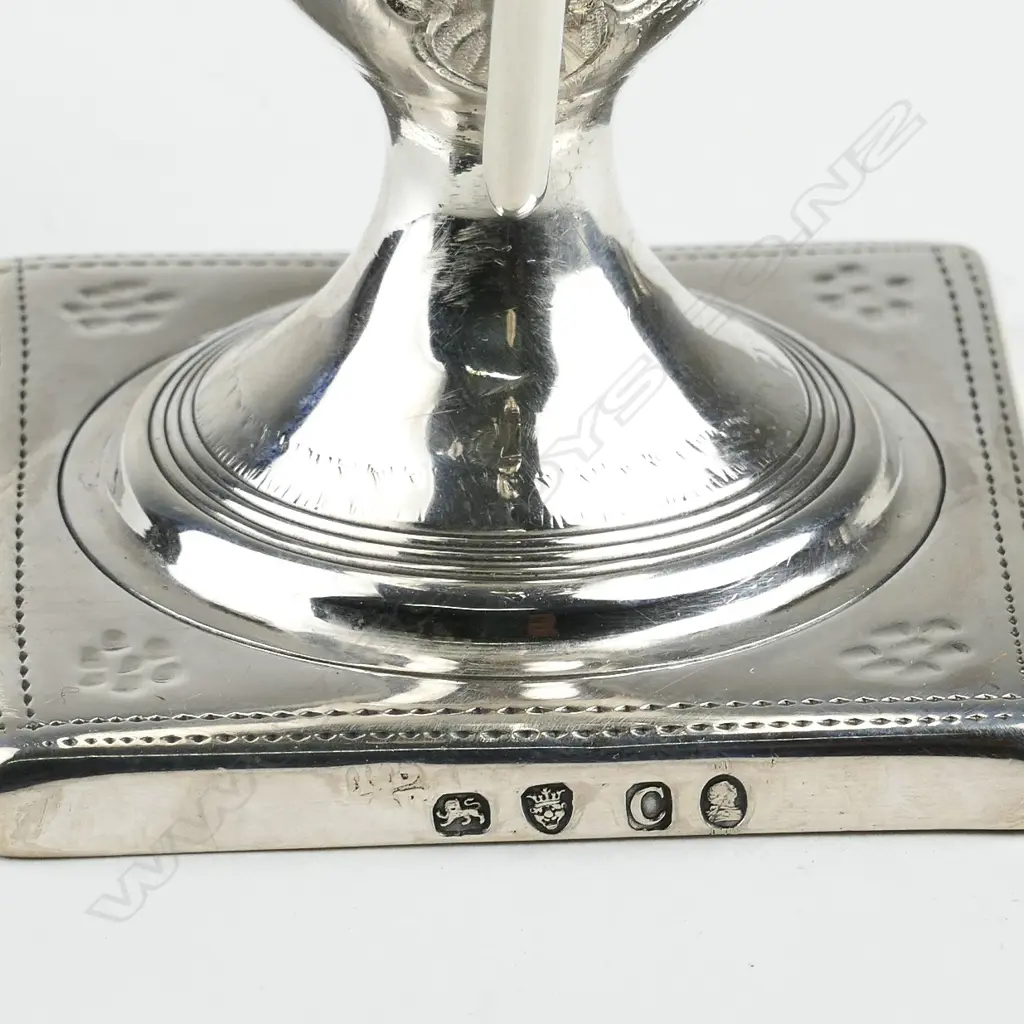 A George III silver cream jug Image 1++