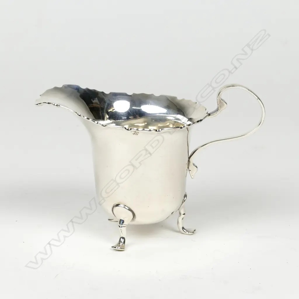 A small silver cream jug Image 1++