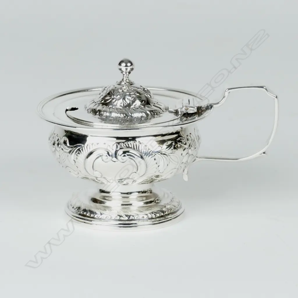A George III silver mustard pot Image 1++