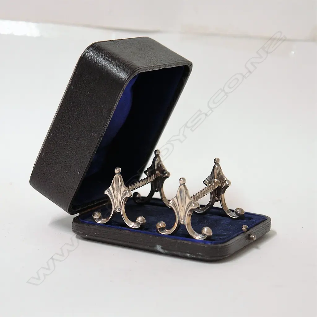 A pair of Victorian silver knife rests in original box Image 1++