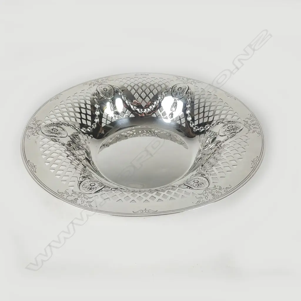 A Victorian silver circular shallow dish Image 1++