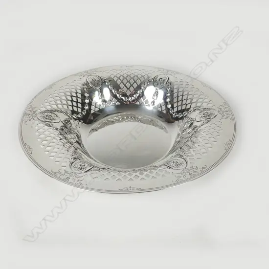A Victorian silver circular shallow dish