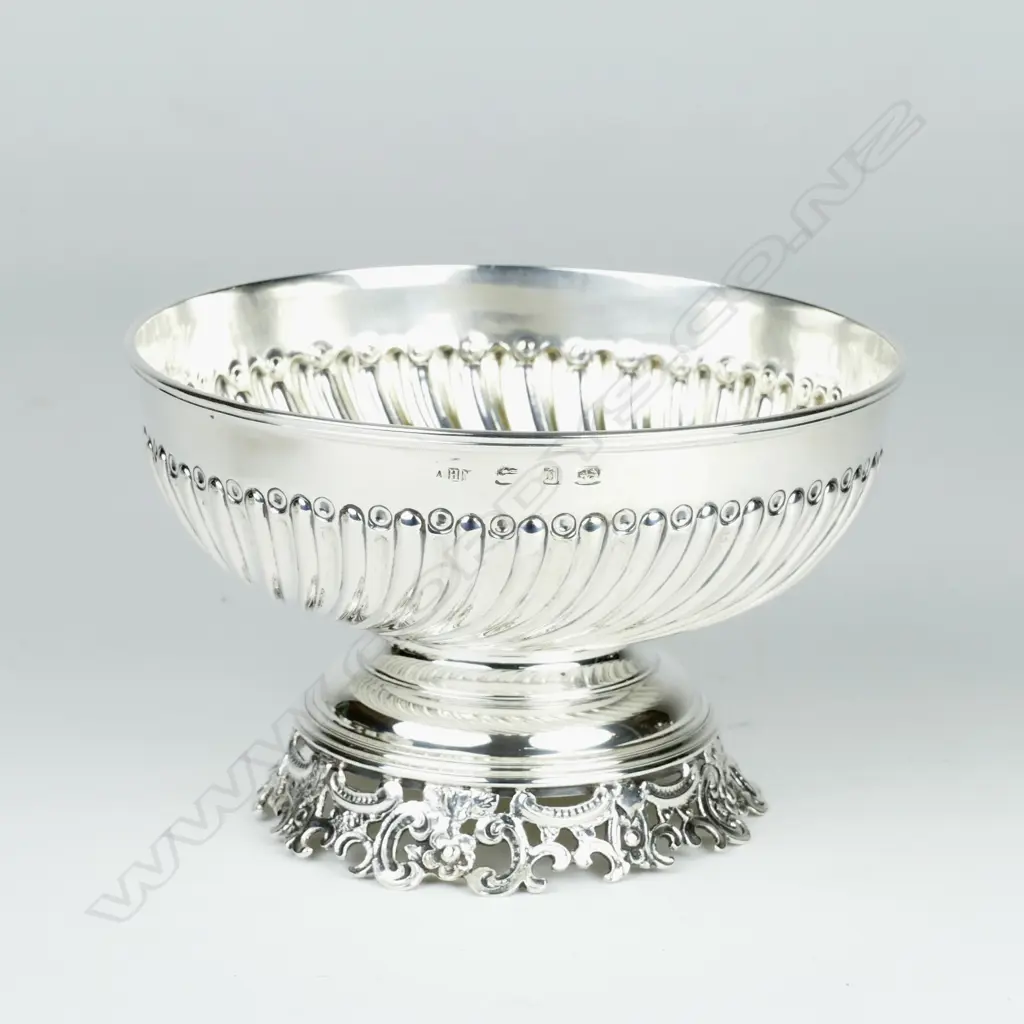 A small quality silver circular dish Image 1++