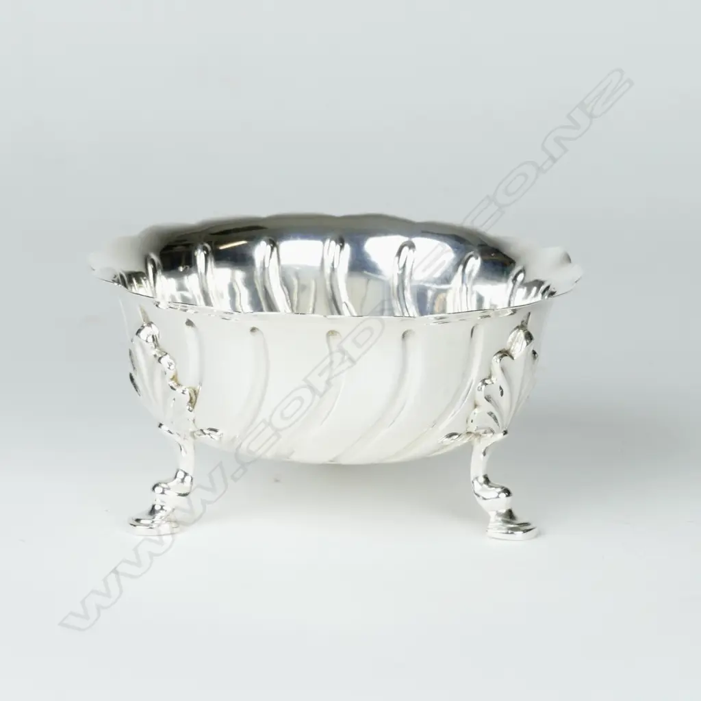 A small silver circular dish on tripod base Image 1++