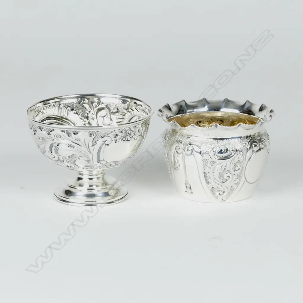 Two small Edwardian silver circular dishes Image 1++