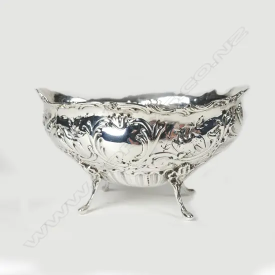 A Victorian small oval silver table dish