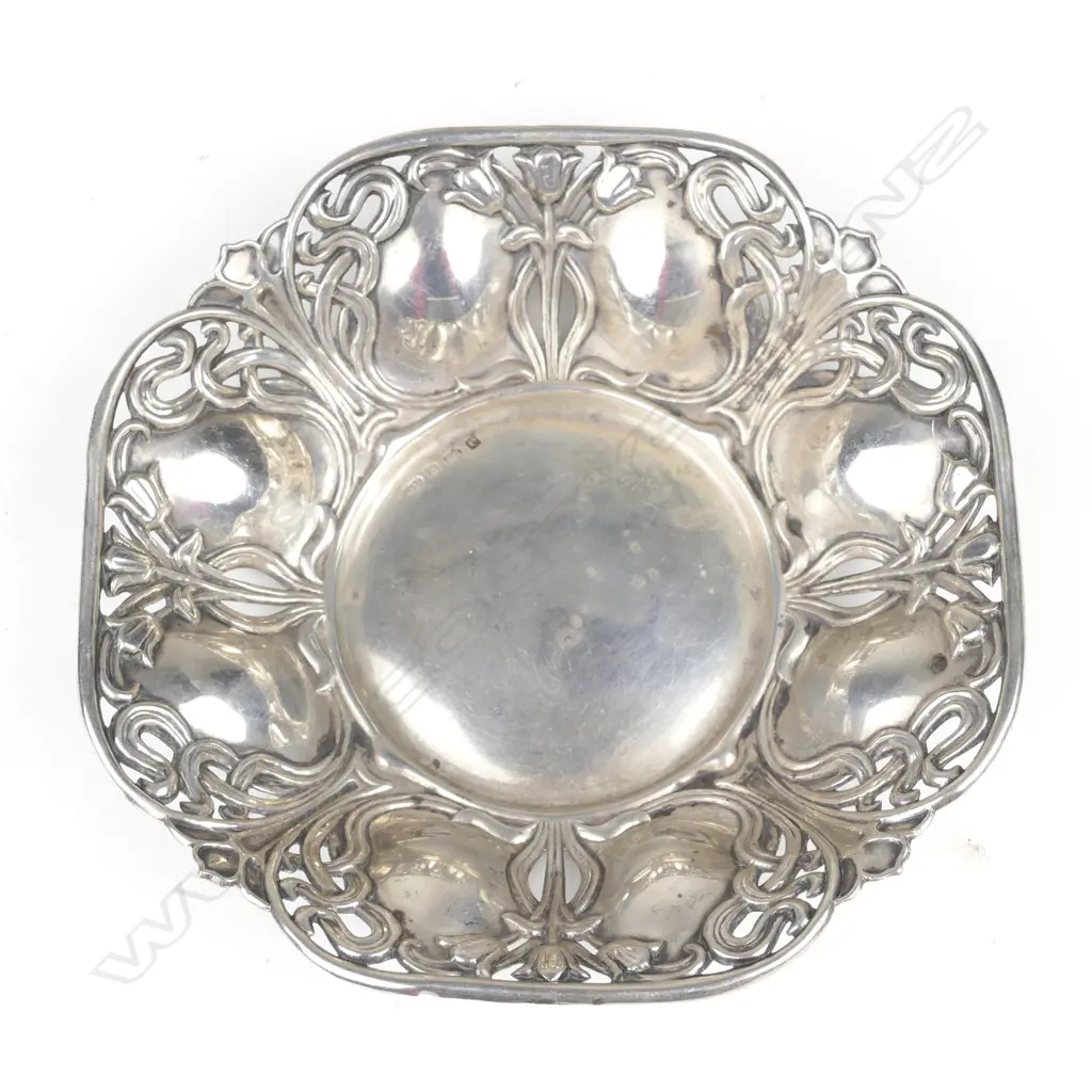 An Art Nouveau silver bonbon dish Image 1++