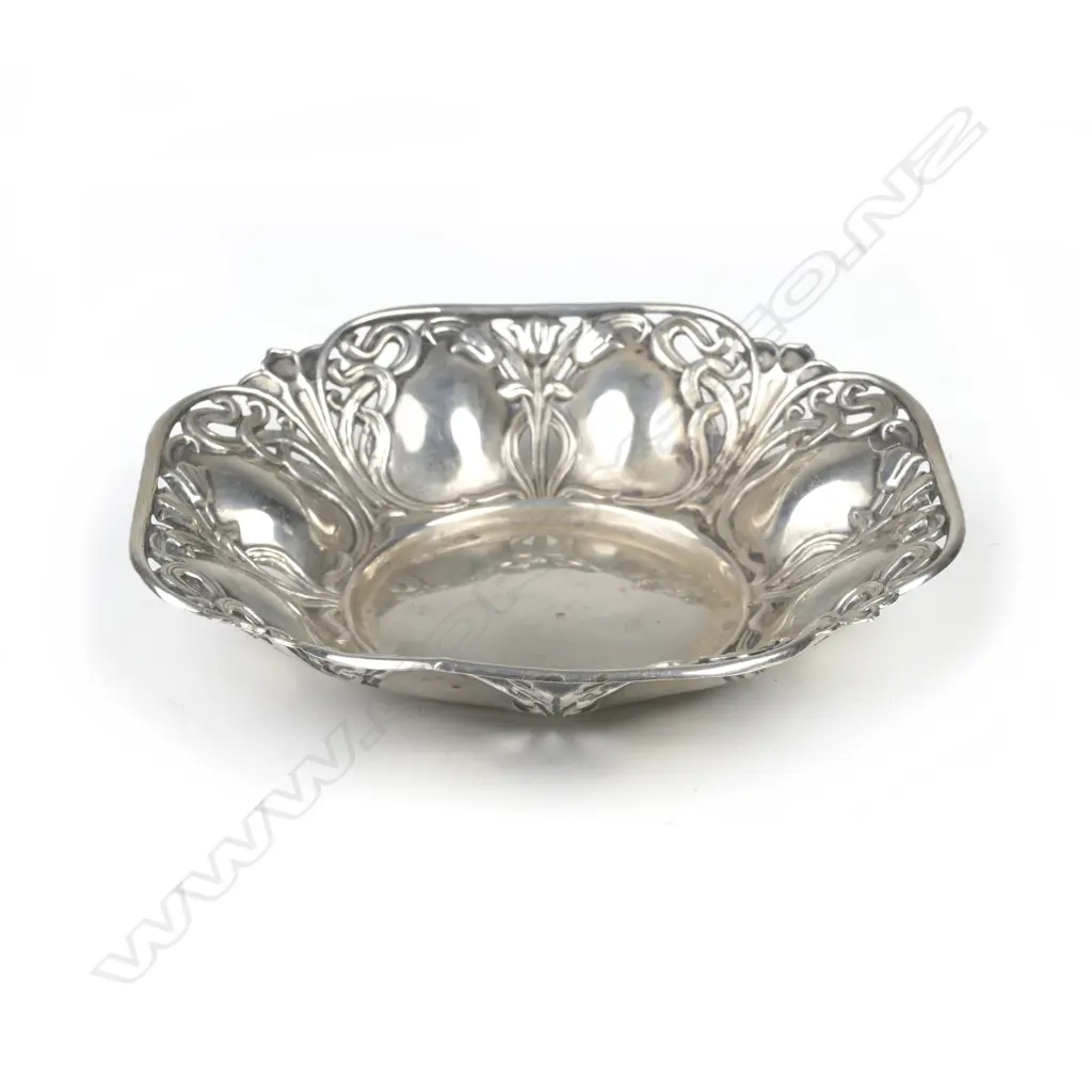 An Art Nouveau silver bonbon dish Image 1++