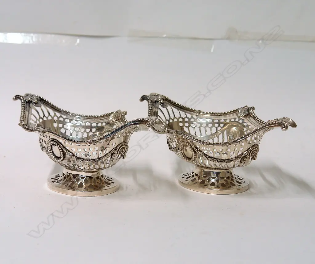 A pair of Edwardian quality silver bon-bon dishes Image 1++