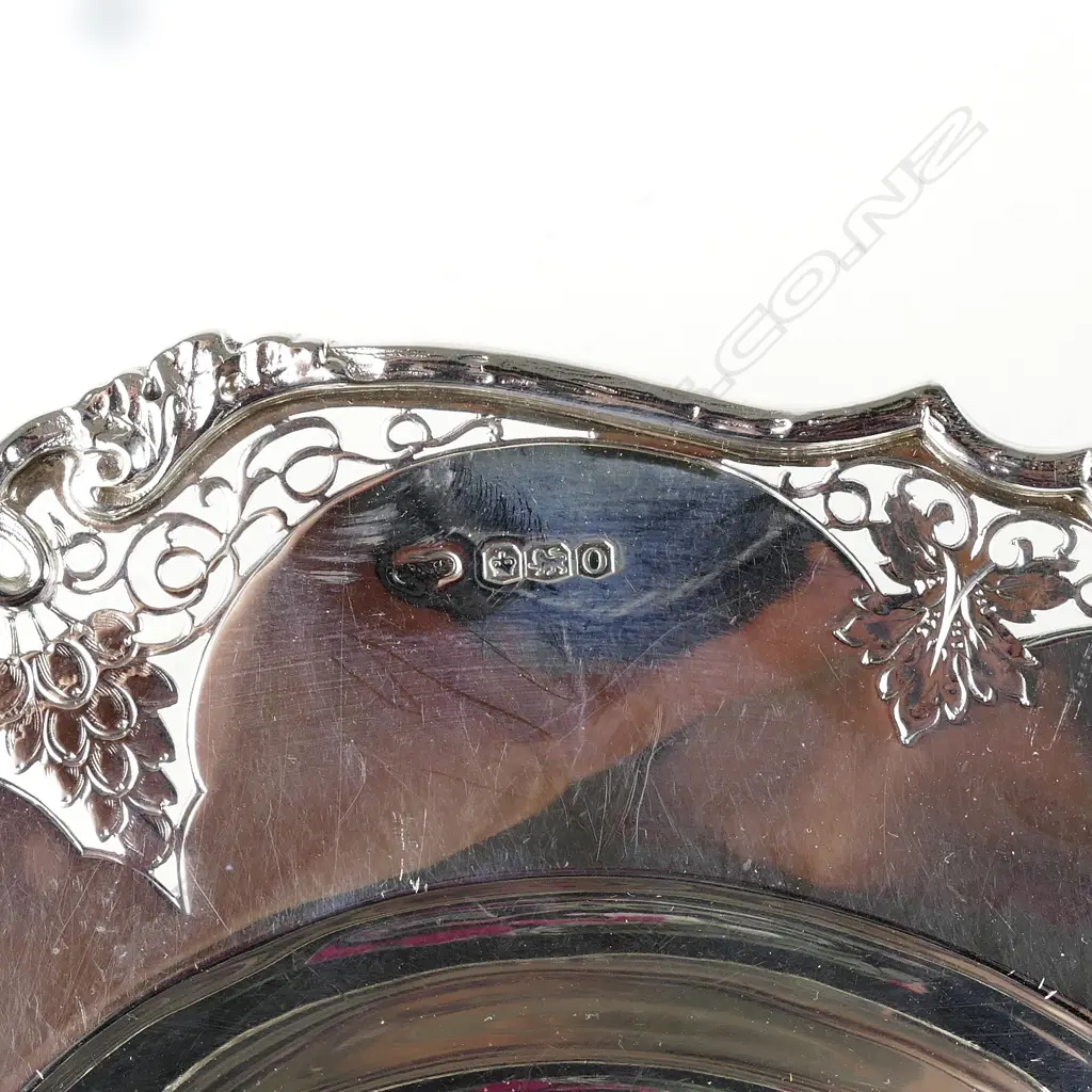 A shallow silver dish on stand Image 1++