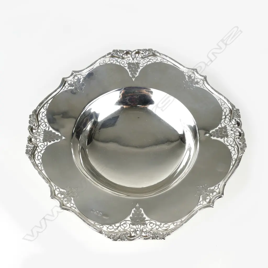 A shallow silver dish on stand Image 1++