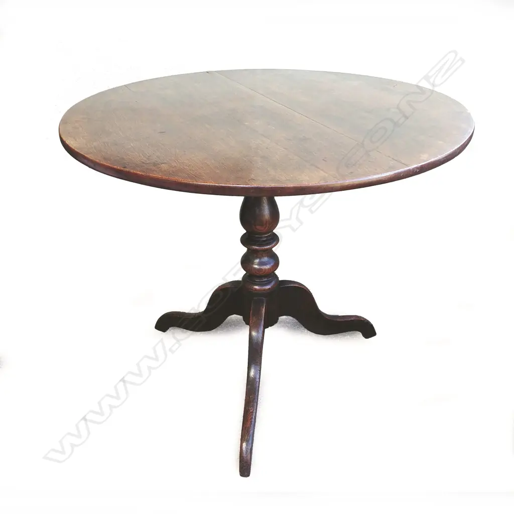 A Georgian tilt-top wine table Image 1++
