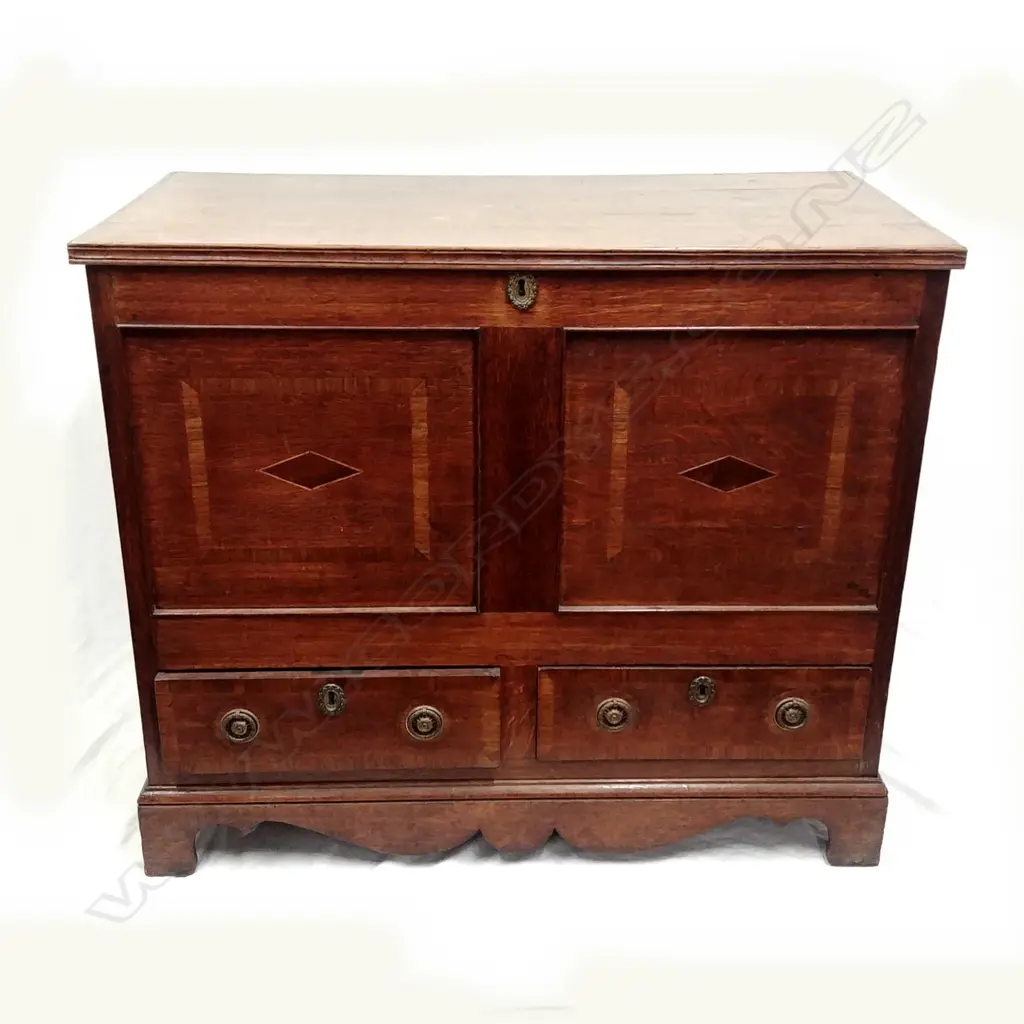 A Georgian oak mule chest of small proportions Image 1++