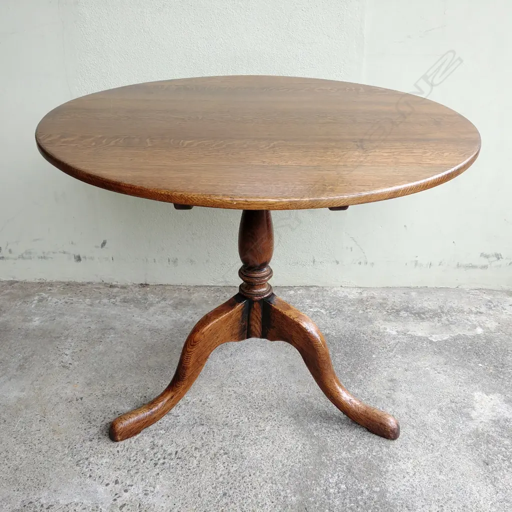 An oak Georgian style small tilt-top supper table Image 1++