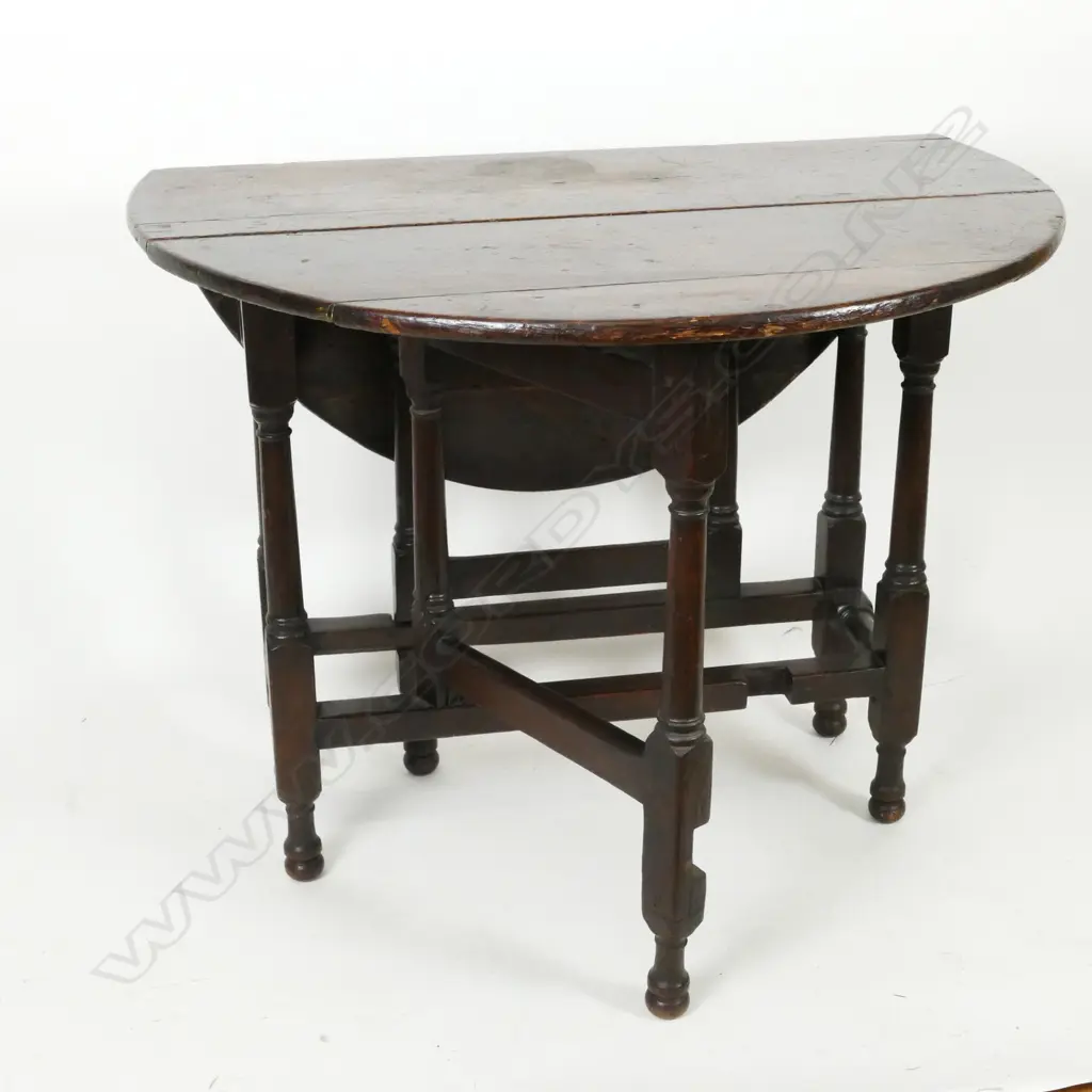 A Georgian oak gate-leg table Image 1++