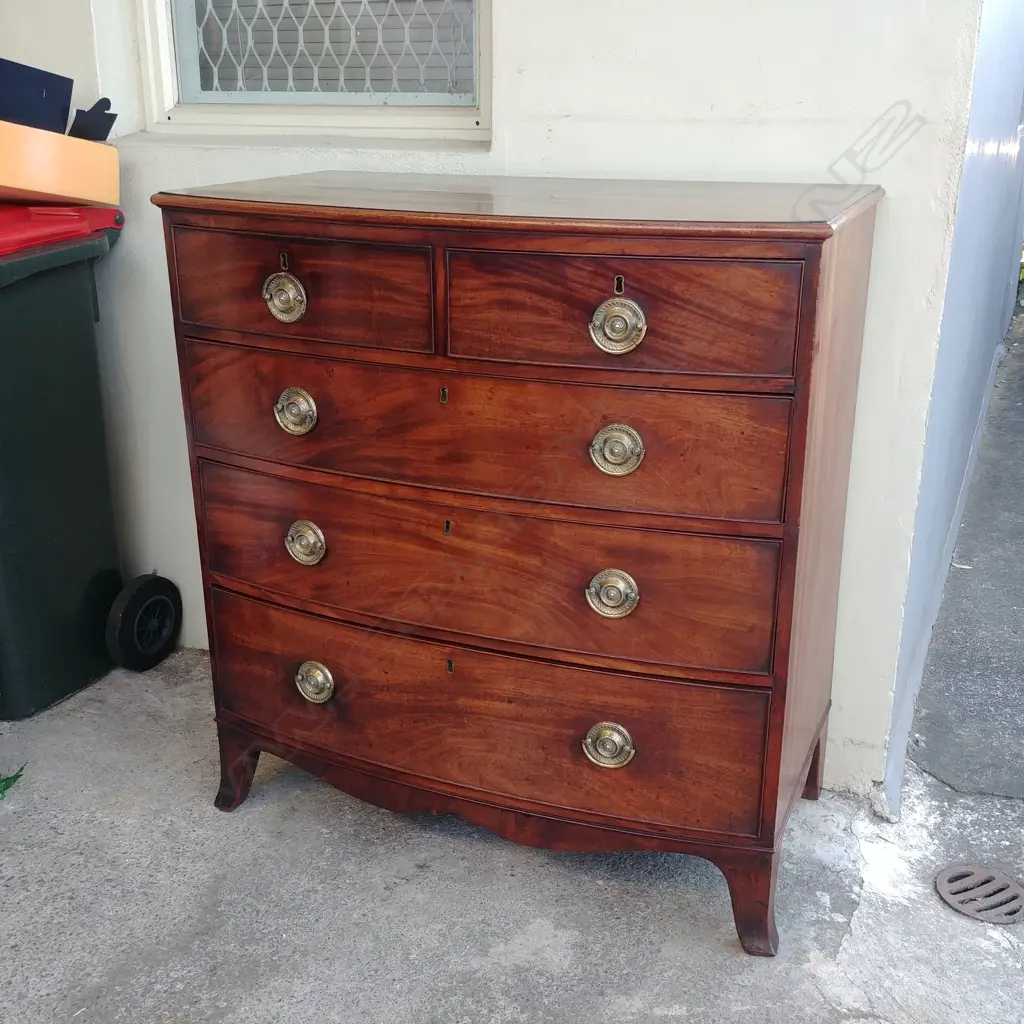 A good Georgian mahogany bowfront chest of five drawers Image 1++