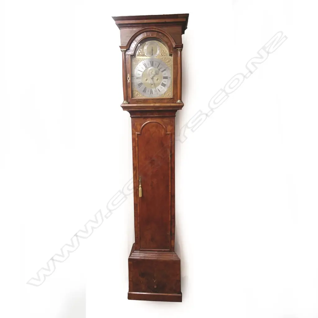 An early 18thC English figured walnut longcase clock Image 1++