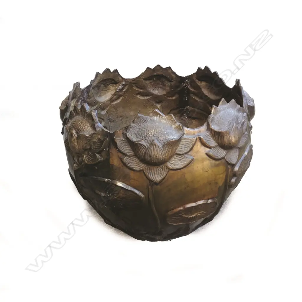 A large bronze jardinière of circular section Image 1++