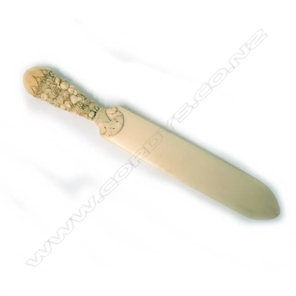 A fine quality 19thC French Dieppe carved ivory page turner Image 1++