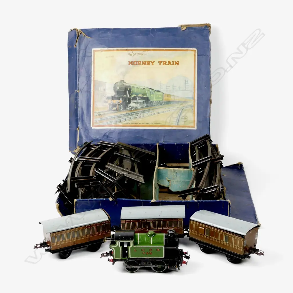 A Hornby clockwork 101 tank train set Image 1++