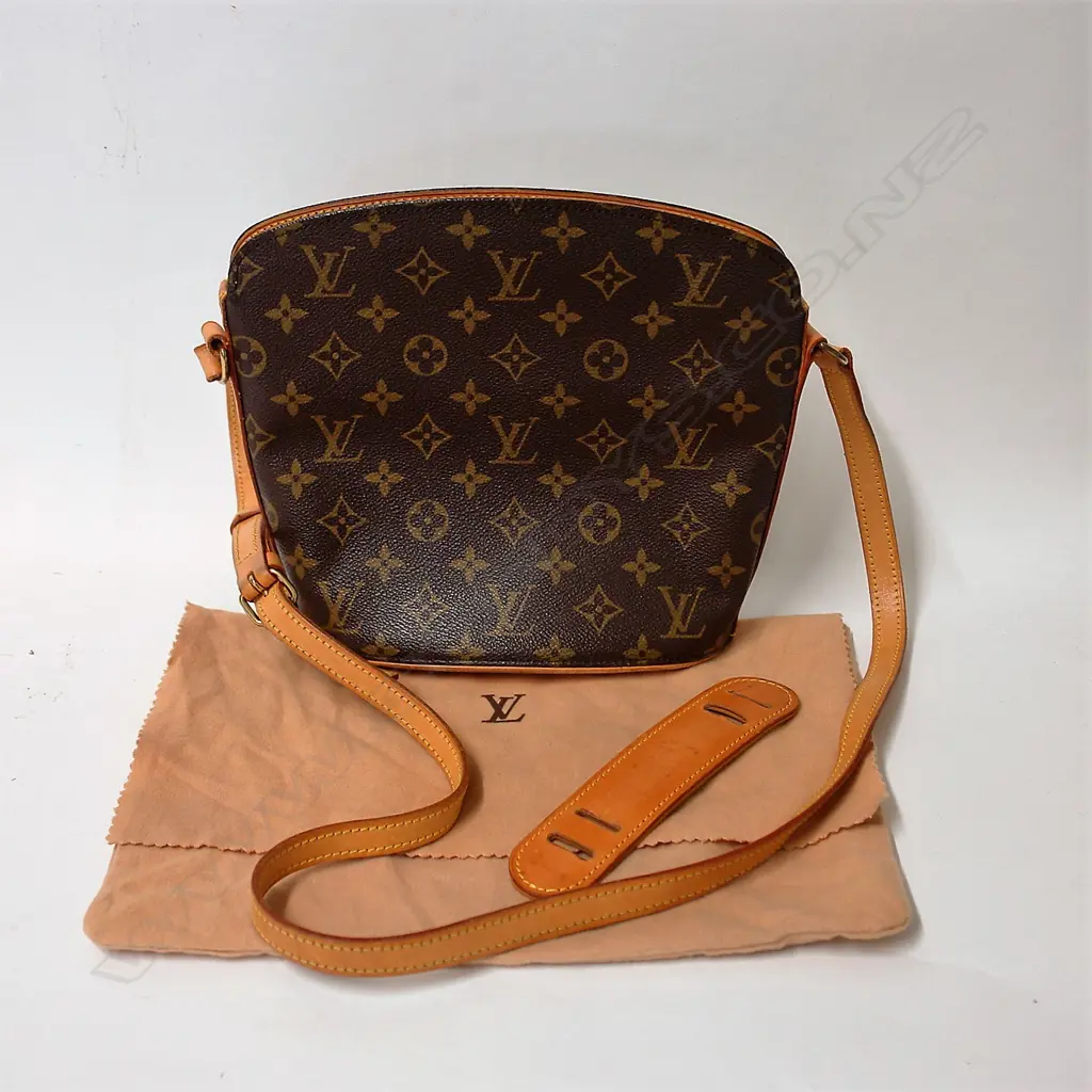 A vintage Louis Vuitton Drouot messenger & crossbody bag Image 1++