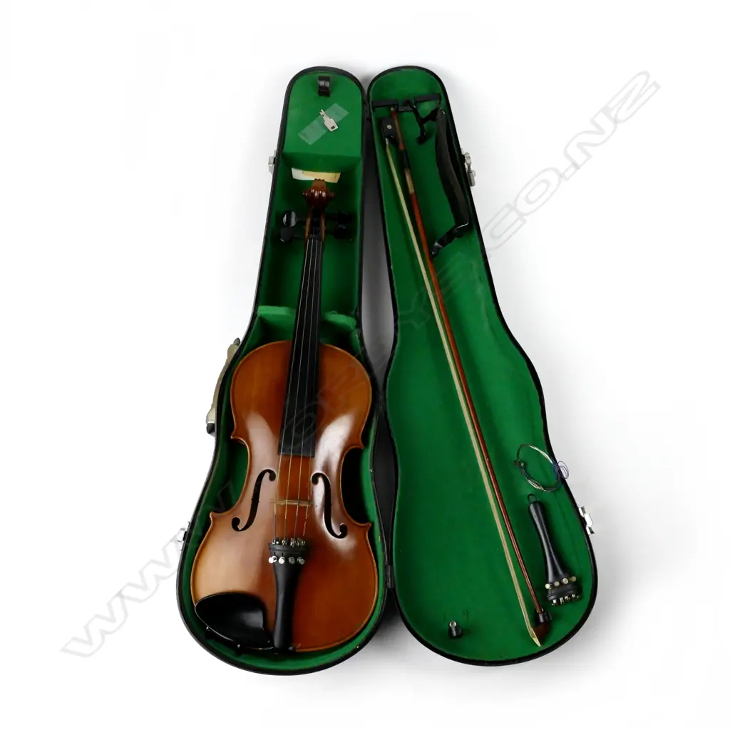 A quality 4/4 two-piece violin Image 1++