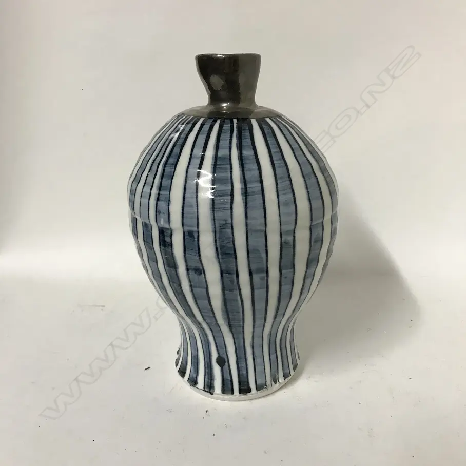 An Aaron Scythe porcelain vase Image 1++