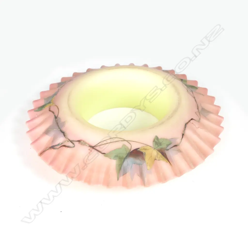 A Victorian Burmese glass fairy light Image 1++