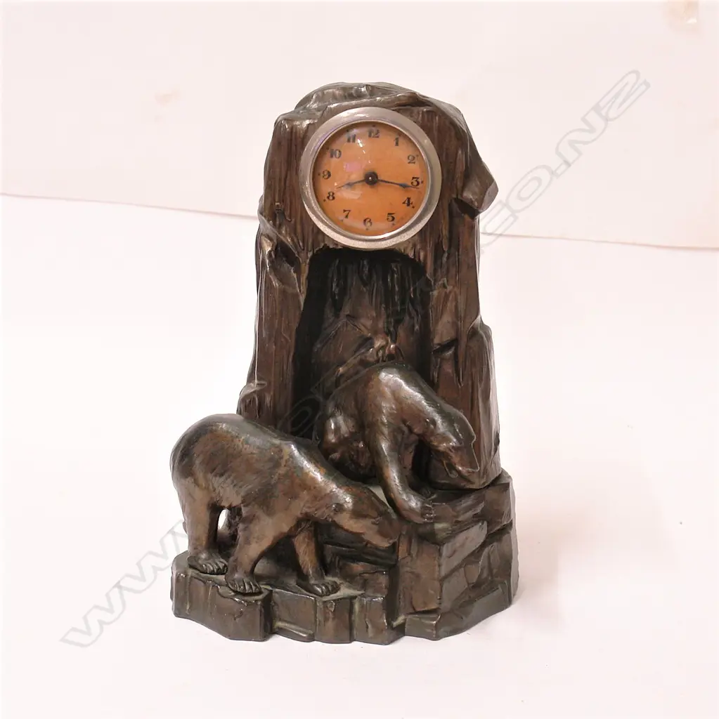 A European Art Deco bronzed metal polar bear clock Image 1++