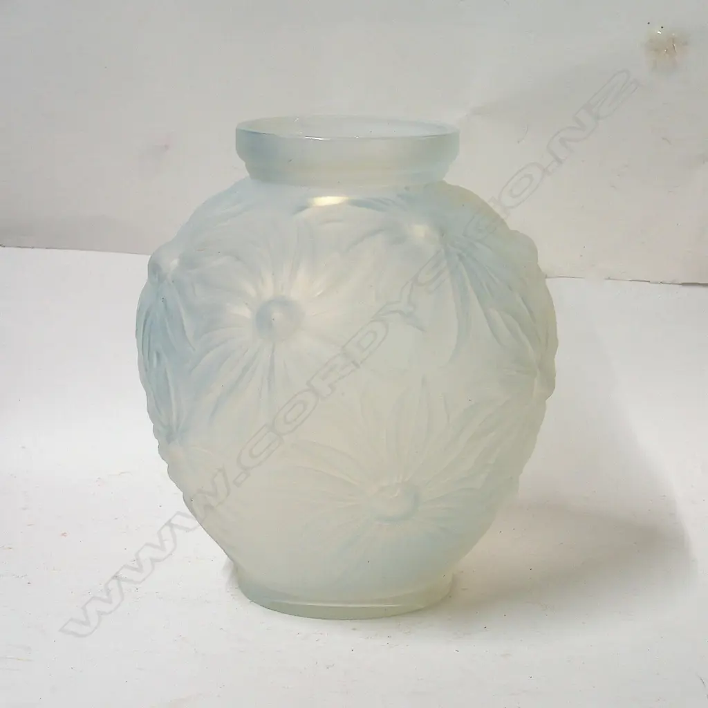 An Art Deco French Etling opalescent glass vase Image 1++