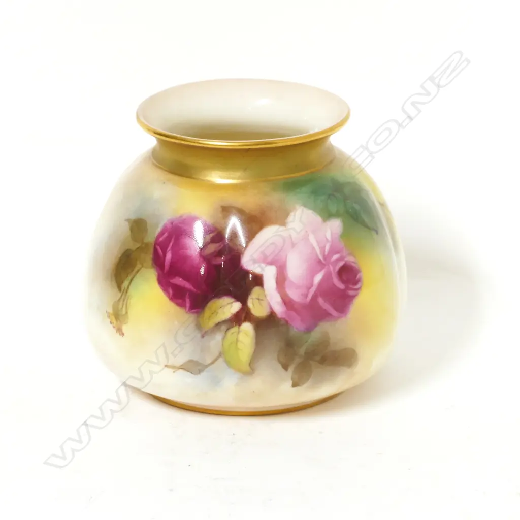 A small Royal Worcester vase Image 1++