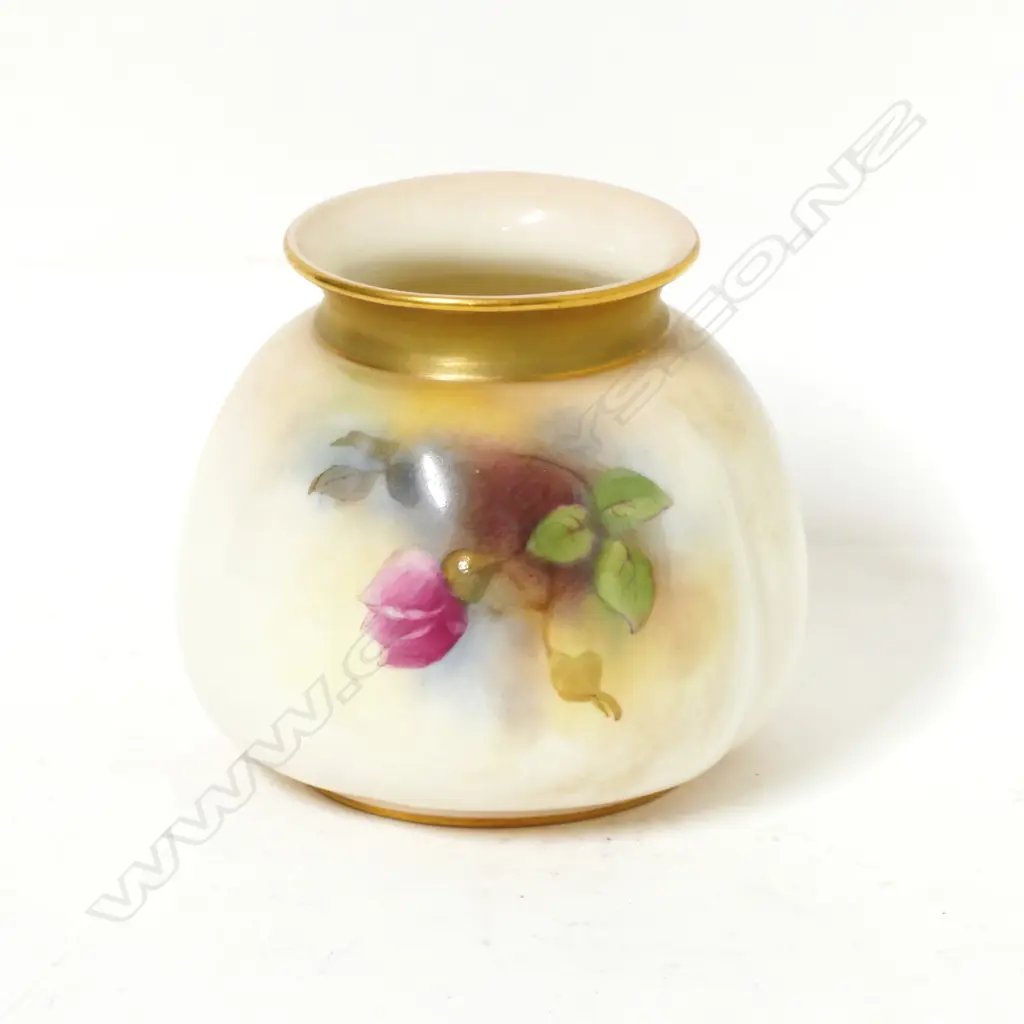 A small Royal Worcester vase Image 1++