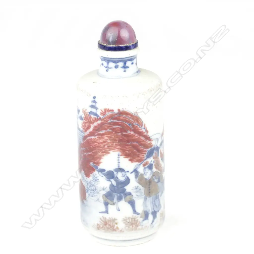 A Chinese hand painted porcelain snuff bottle Image 1++