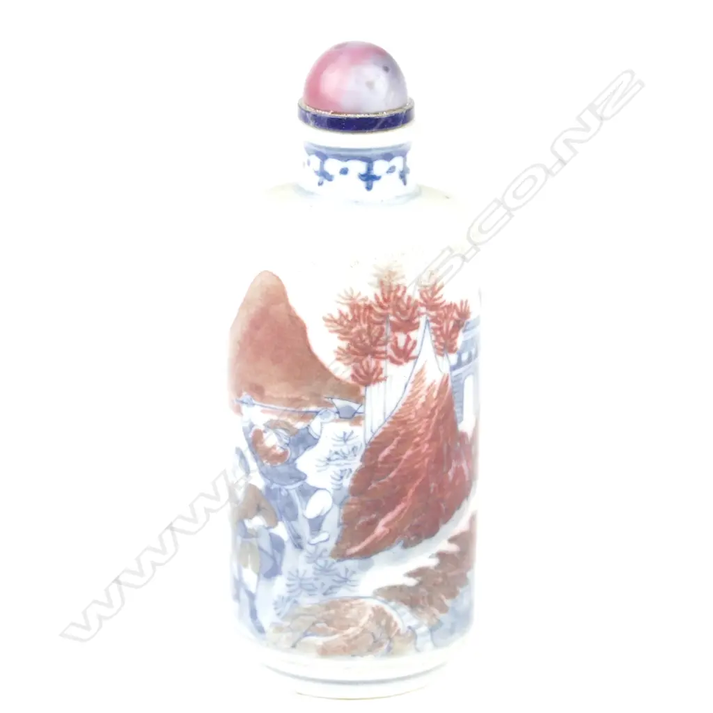 A Chinese hand painted porcelain snuff bottle Image 1++